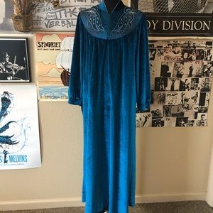 Vintage 70's Turquoise Velour Houserobe